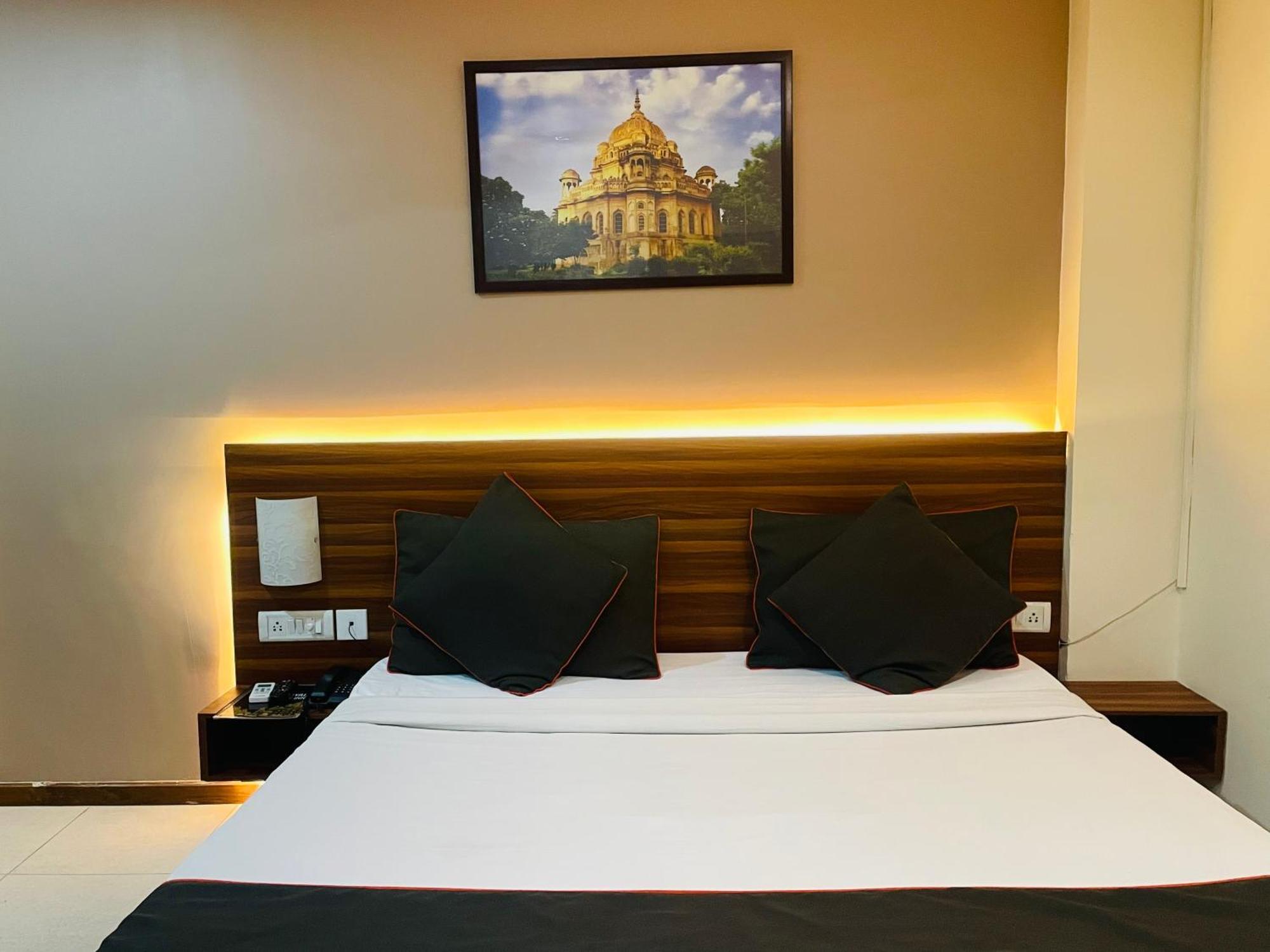 The Royal Presidency Inn Lucknow Exterior photo